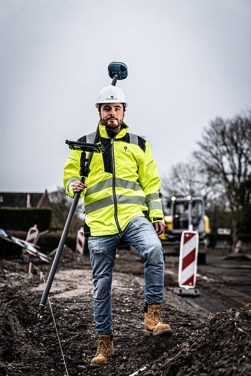contratista con receptor gnss UNI-GR1