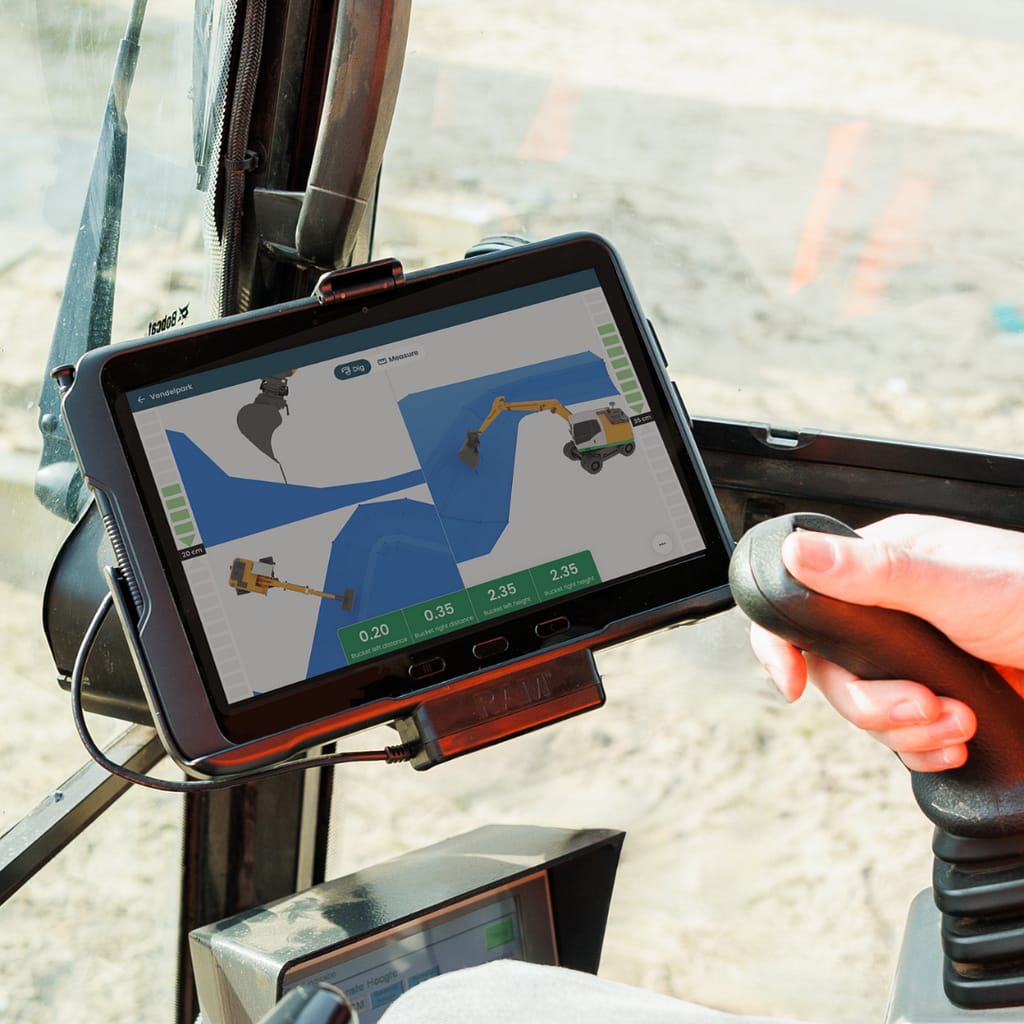 Tablet-Bildschirm mit einem 3D-Steuerungssystem für Aushubarbeiten mit mehreren Ansichten eines Baggers, der einen Graben aushebt, wobei die Positionierung des Löffels und Entfernungsmessungen angezeigt werden. Die Benutzeroberfläche enthält Echtzeit-Tiefenanzeigen und Optionen zum Messen und Graben.