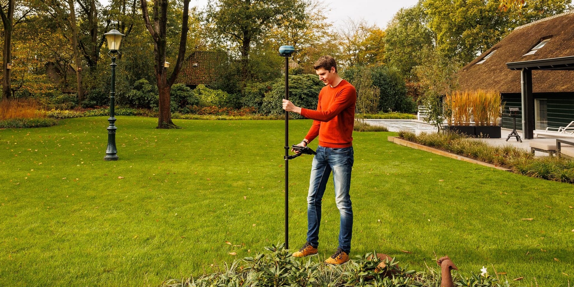 20230228 - Gras Umfrage - Orangefarbener Pullover Gras Umfrage
