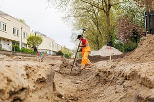 Man van Hoornstra Infrabouw meet in met UNI-Complete van marXact